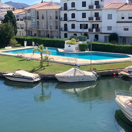 Port Sotavent 2C - Apartamento En La Marina De Empuriabrava - Piscina Comunitaria, - Parking - Vistas Al Canal - Cerca Centro Y Playa Kültér fotó