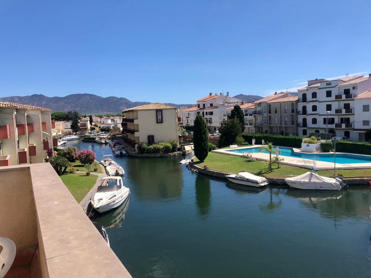 Port Sotavent 2C - Apartamento En La Marina De Empuriabrava - Piscina Comunitaria, - Parking - Vistas Al Canal - Cerca Centro Y Playa Kültér fotó