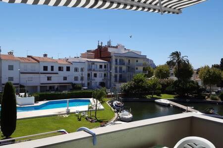 Port Sotavent 2C - Apartamento En La Marina De Empuriabrava - Piscina Comunitaria, - Parking - Vistas Al Canal - Cerca Centro Y Playa Kültér fotó
