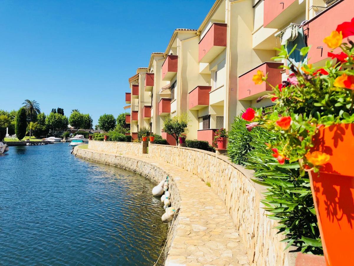 Port Sotavent 2C - Apartamento En La Marina De Empuriabrava - Piscina Comunitaria, - Parking - Vistas Al Canal - Cerca Centro Y Playa Kültér fotó